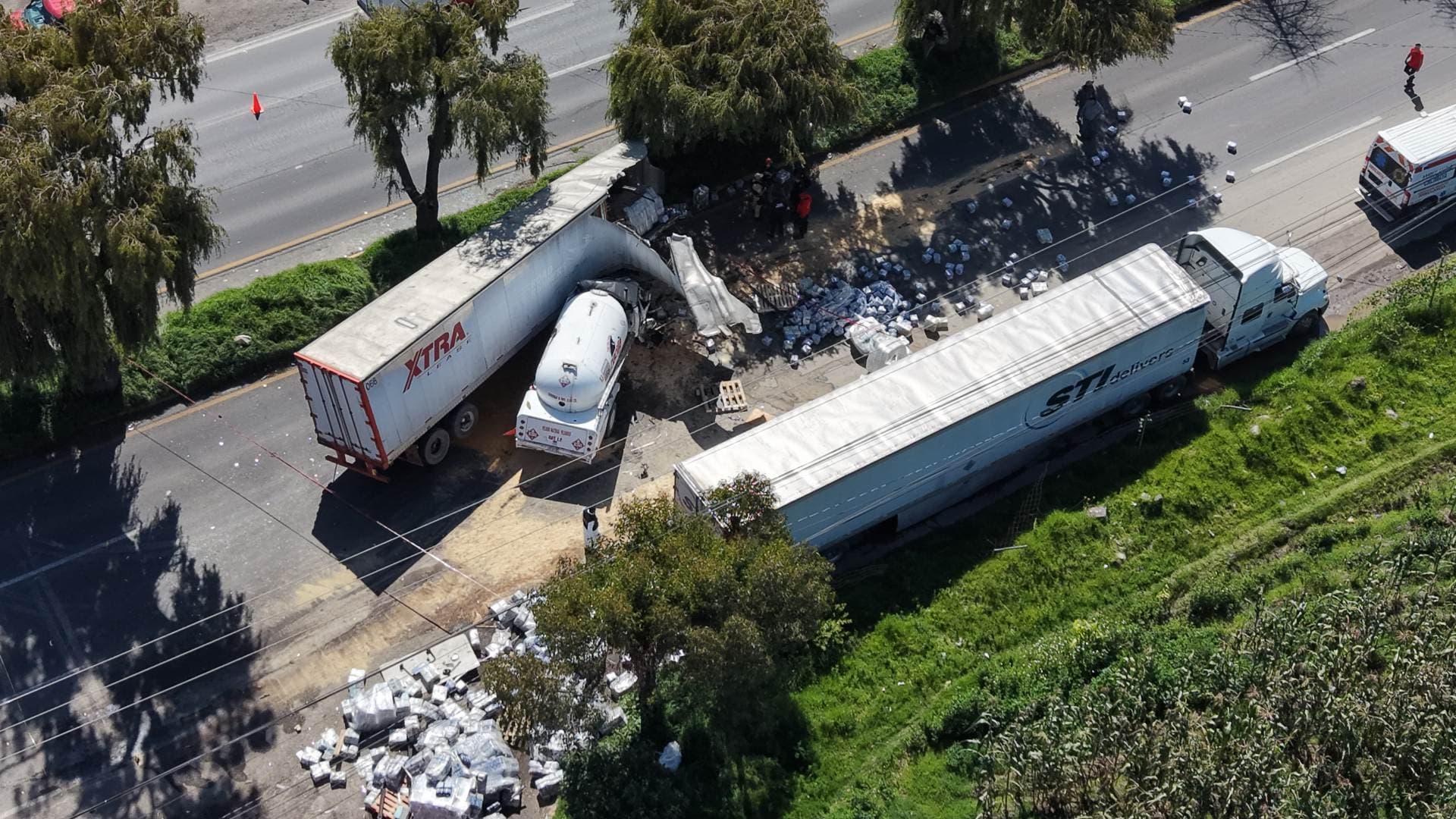 Una pipa de gas chocó contra un tráiler en la carretera Toluca-Tenango. Foto: N+