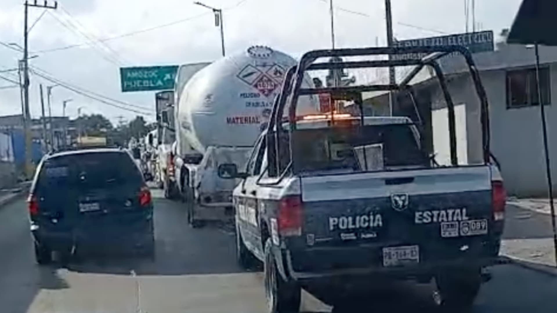 Las unidades fueron remolcadas por grúas y custodiadas por policías.