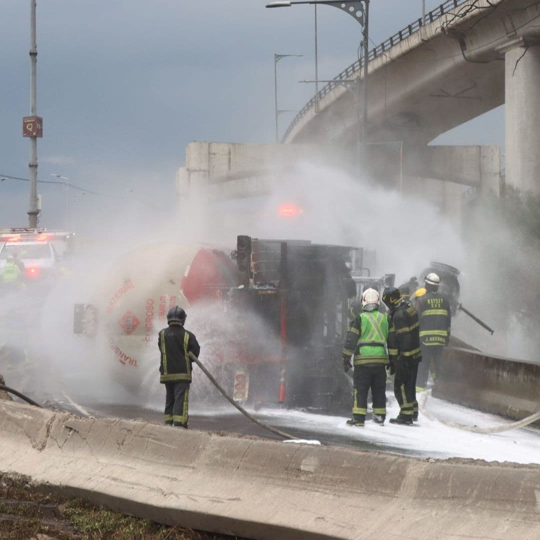 Bomberos laboran en la zona de la explosión de la pipa de gas LP en el puente de La Concordia