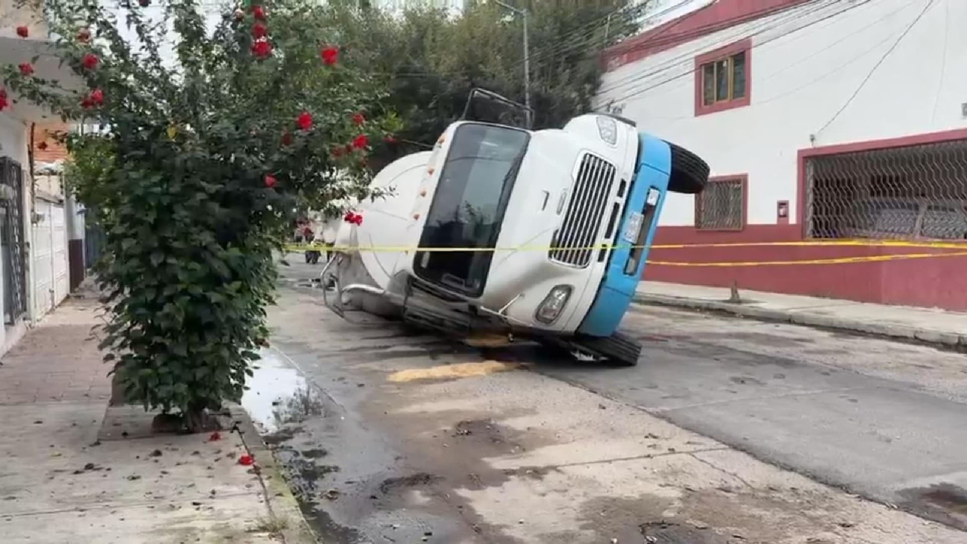 Pipa con Casi 20 Mil Litros de Agua Limpia Termina Volcada por Socavón en Guadalajara