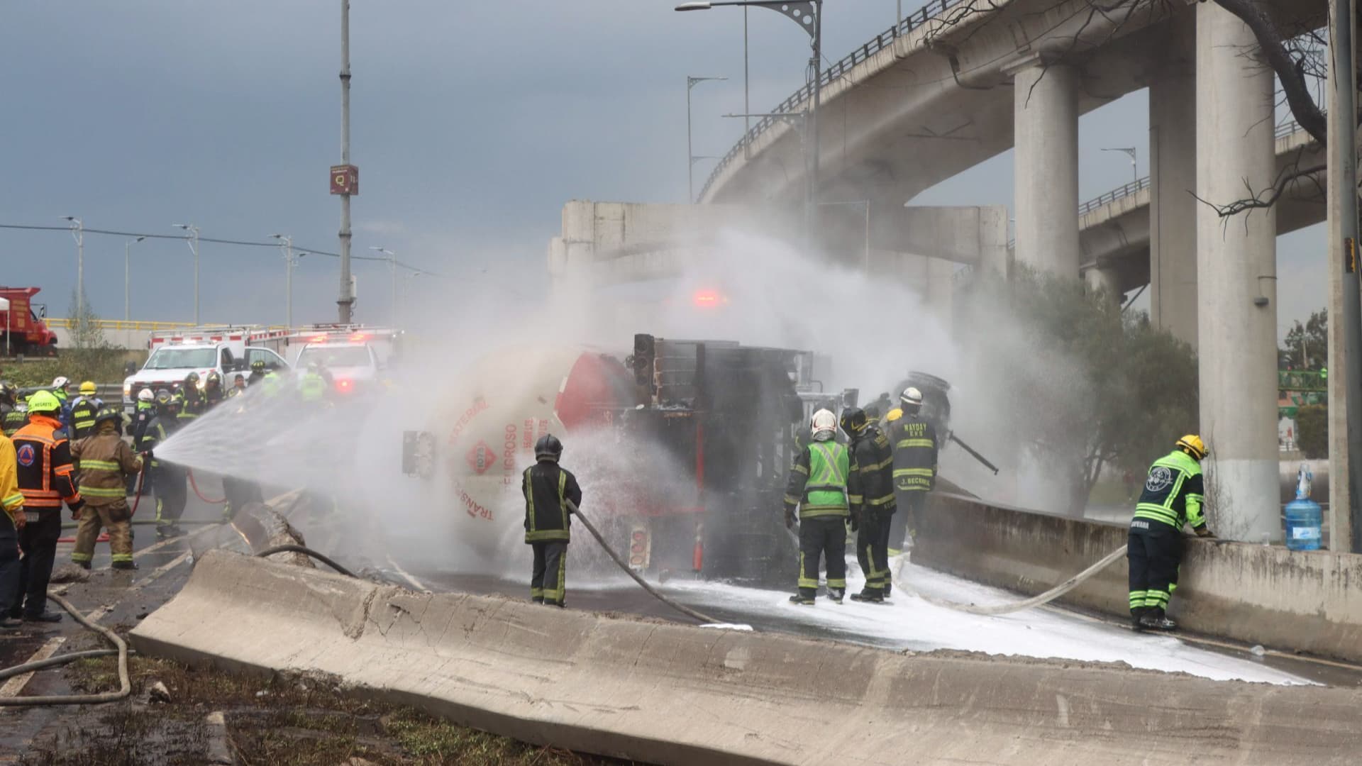 Bomberos laboran en la zona de la explosión de la pipa de gas LP en el puente de La Concordia