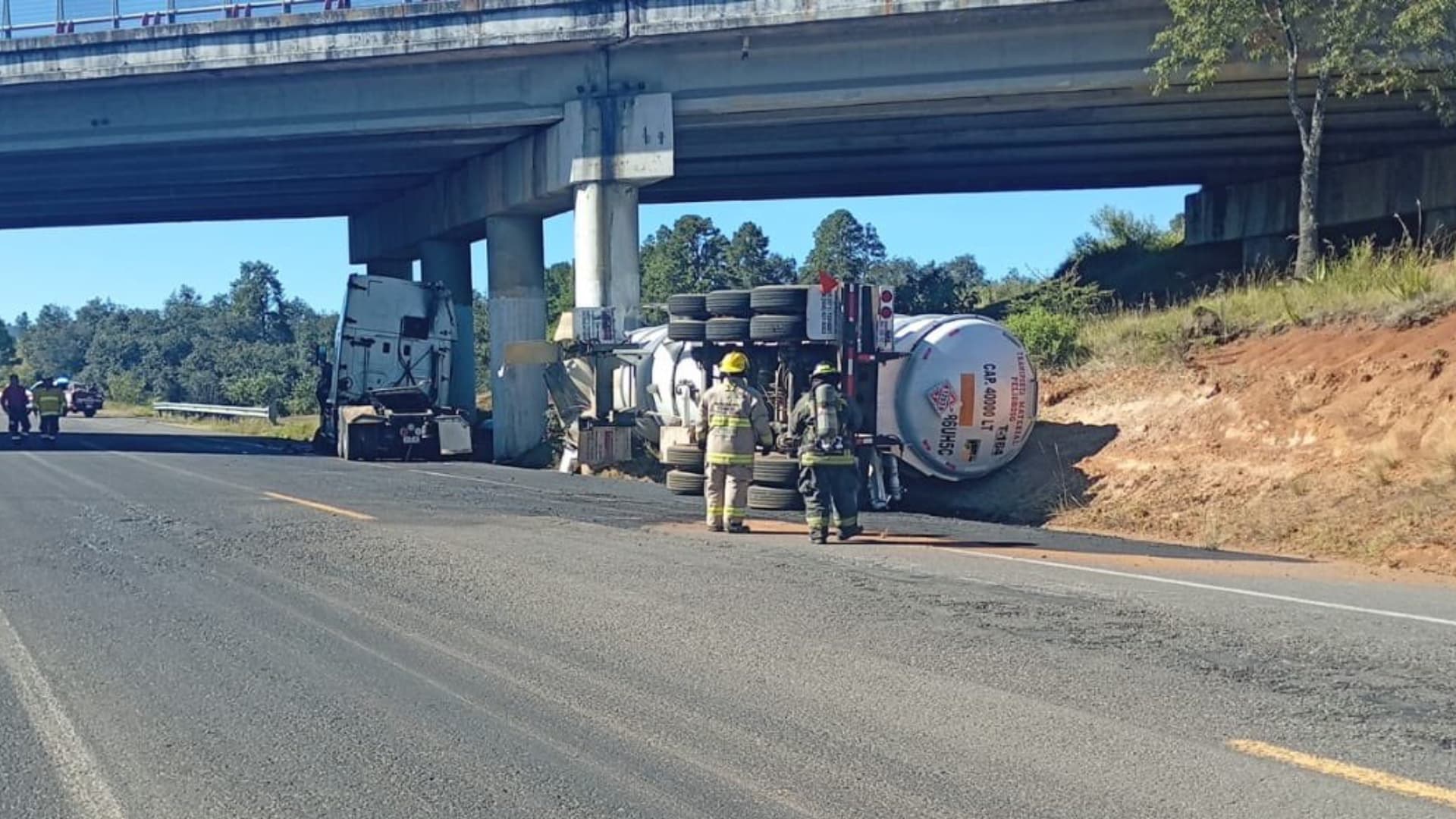 Cierre Total por Volcadura de Pipa que Transportaba Combustible sobre Autopista de Puebla