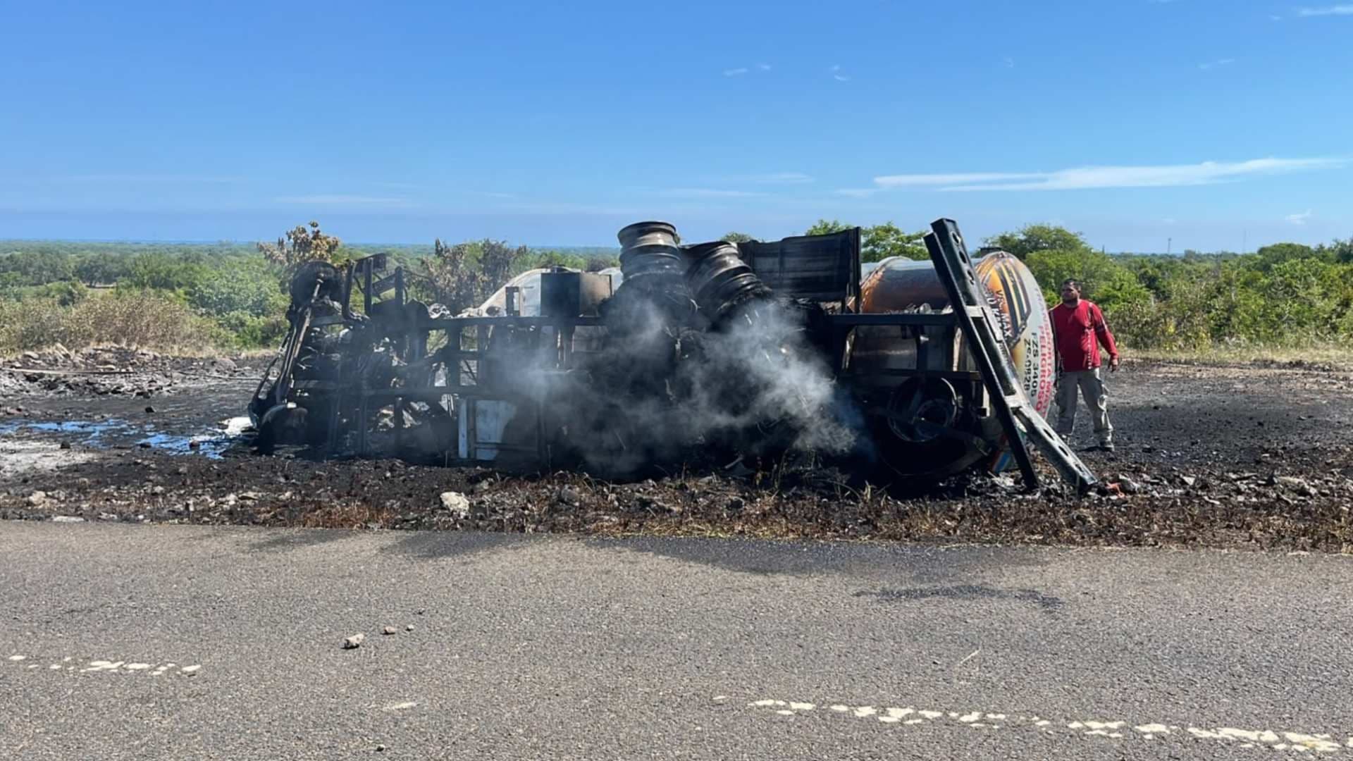 El incendio de una pipa en Veracruz movilizó a equipos de tres municipios