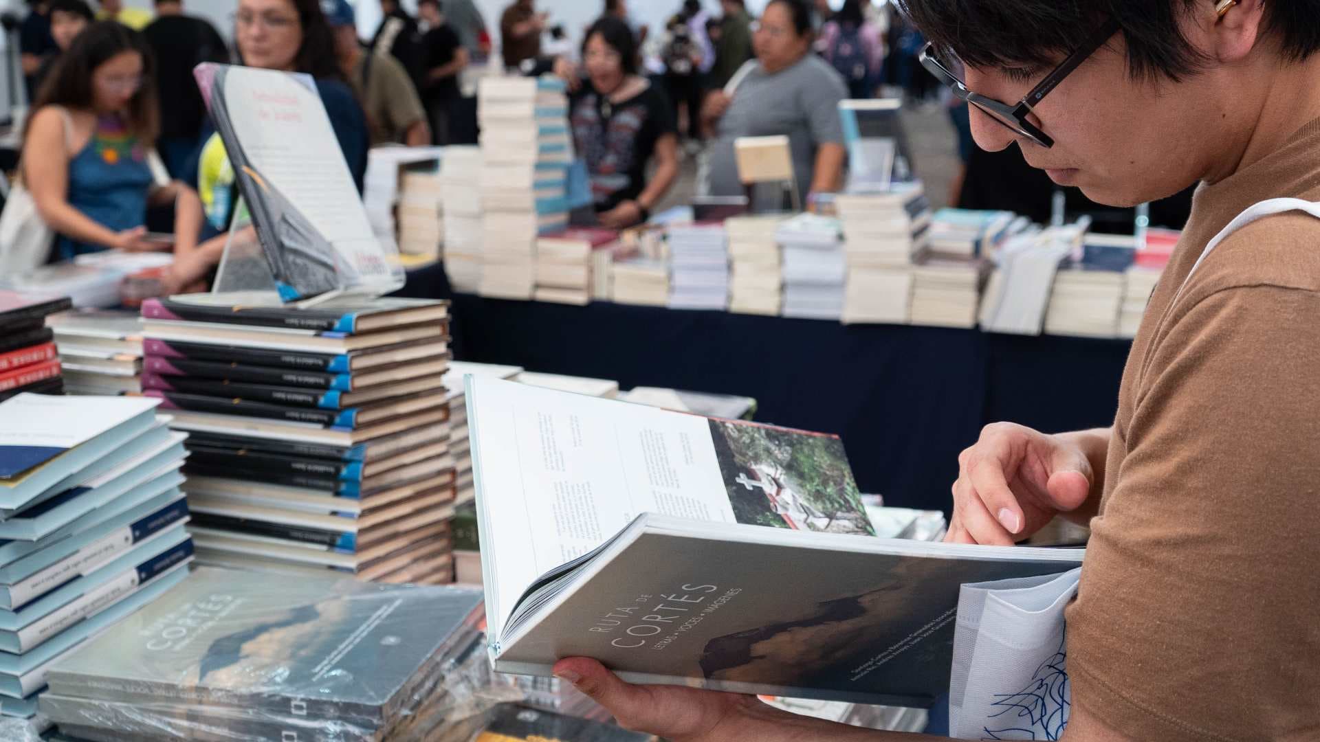 Estudiantes en el Remate de Libros UNAM Verano 2026, el 21 de septiembre en CU. Foto: Cuartoscuro