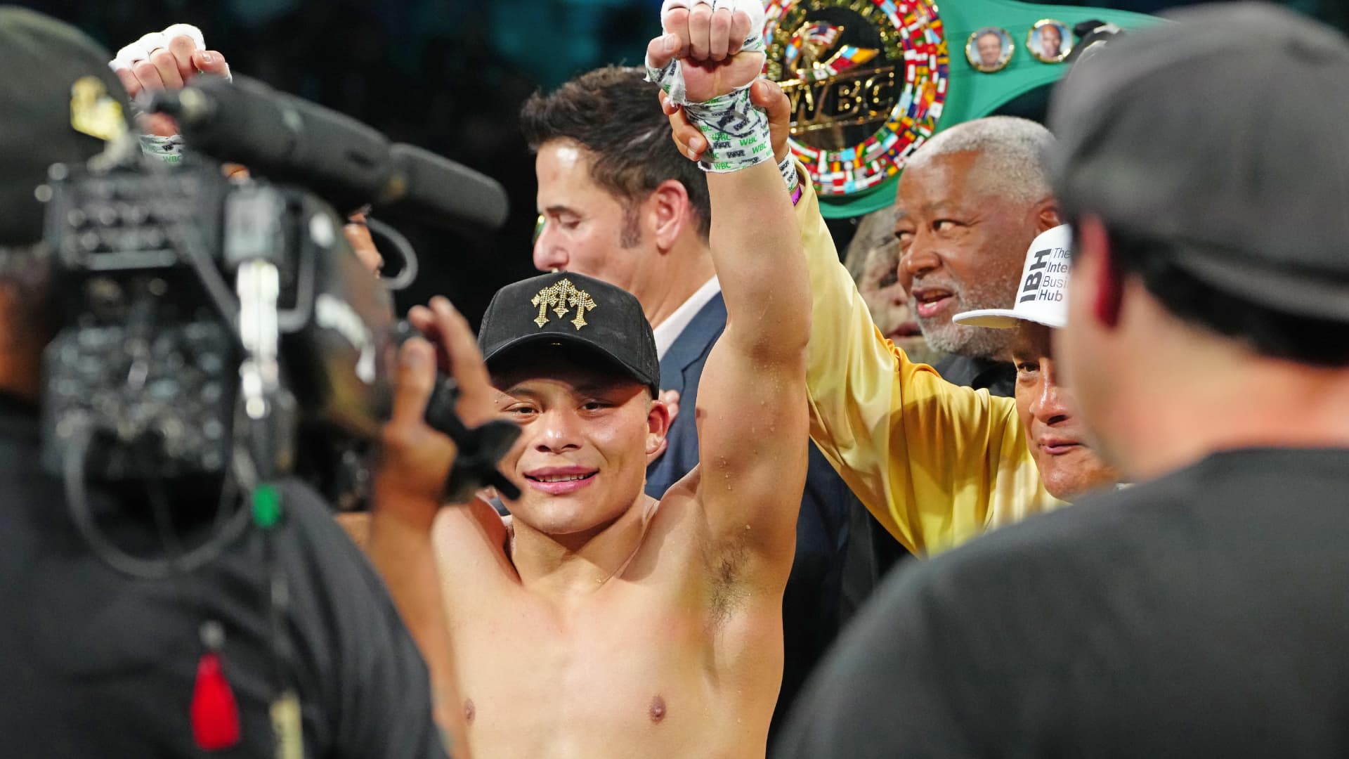 'Pitbull' Cruz Se Va al Canelo Team; Su Padre Reclama el 10% de su Salario