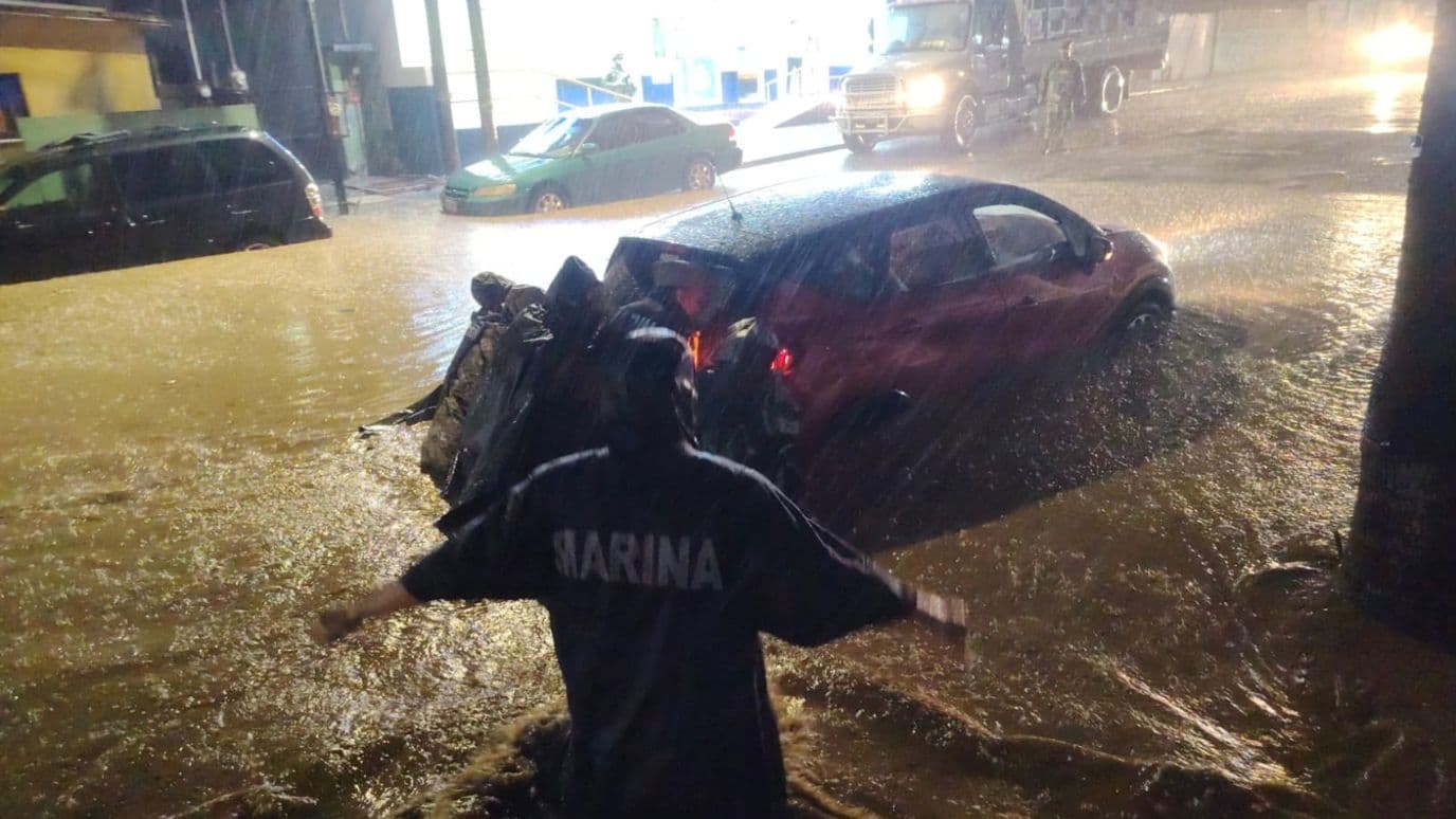 Los elementos de la Mariana ayudan a los habitantes por el paso del huracán Simon