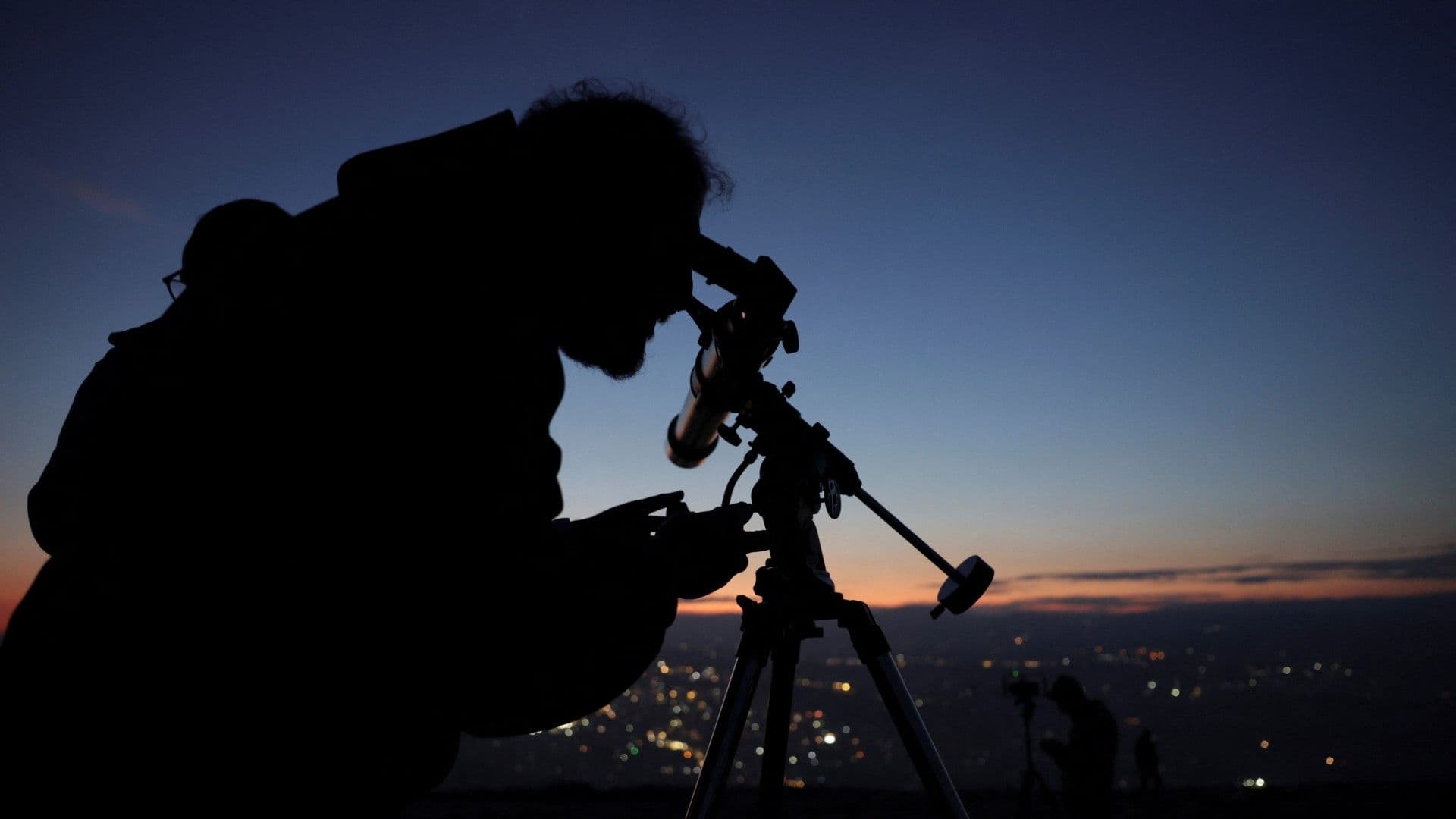 Persona mira por un telescopio