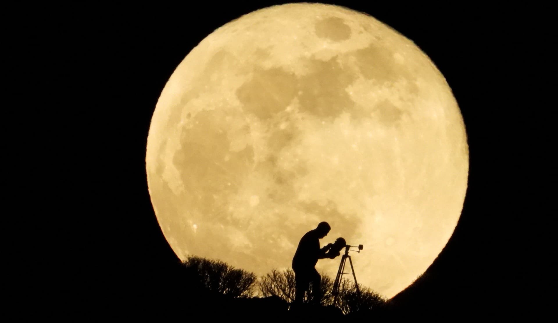 ¿Qué Planeta Está Junto a la Luna Esta Noche? Así Puedes Ver el Fenómeno Astronómico