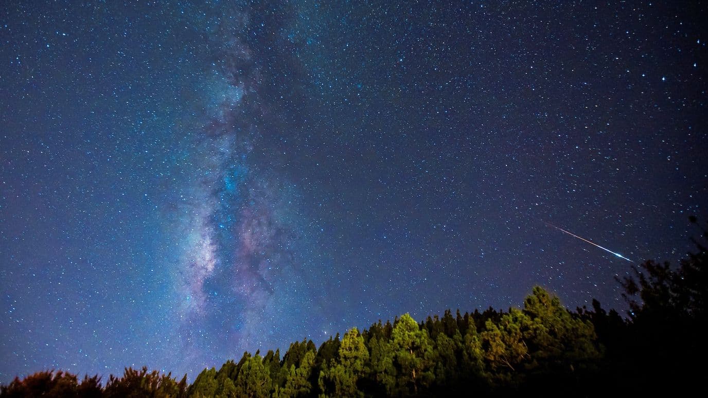Vía Láctea y una estrella fugaz