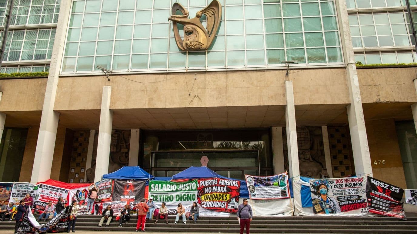 Plantón frente a las oficinas del IMSS en CDMX