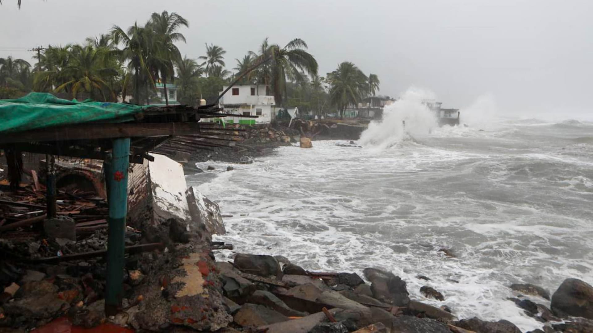 Afectaciones dejadas por Vance en la playa Paraíso en Armería, Colima. Foto: Cuartoscuro