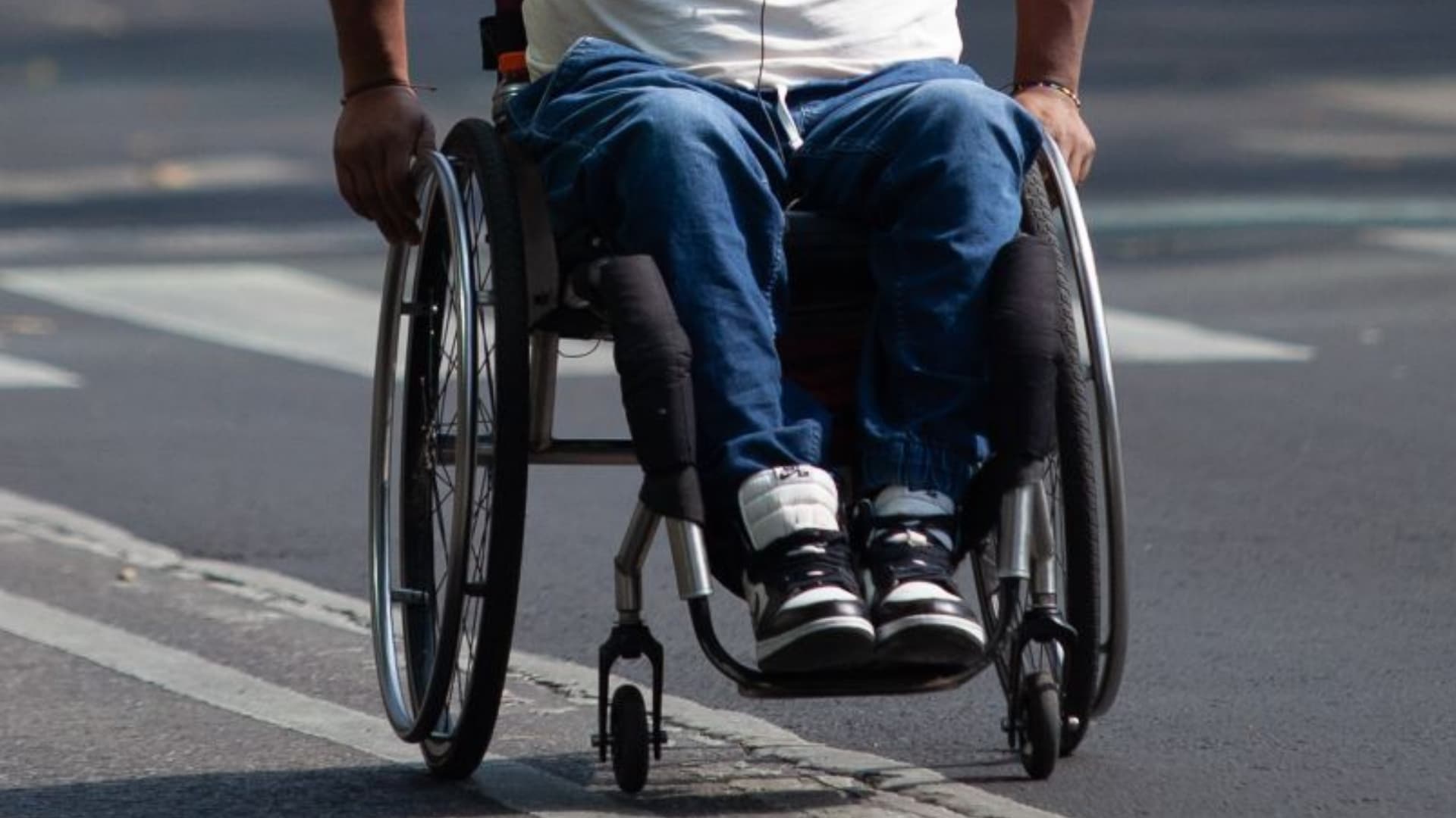 Captan a Policía Agrediendo a un Hombre en Silla de Ruedas, en el Edomex