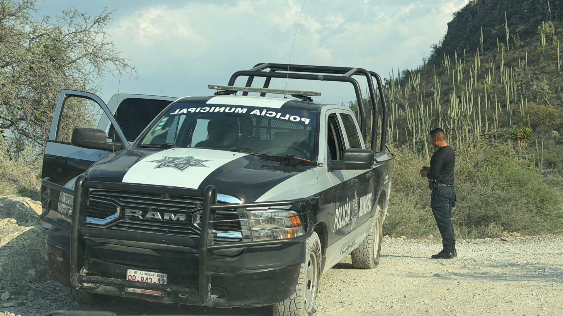 Arriba patrulla de la Policía Municipal tras hallazgo en Tehuacán, Puebla.