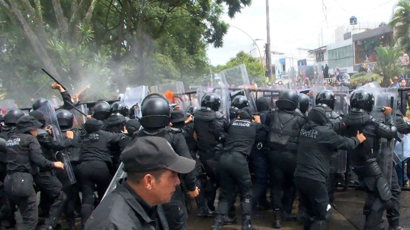Policías Estatales investigados por abuso de autoridad en manifestación.