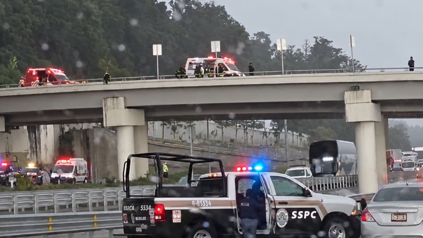 Los policías perdieron la vida al caer desde un puente en la carretera La Pera-Cuautla