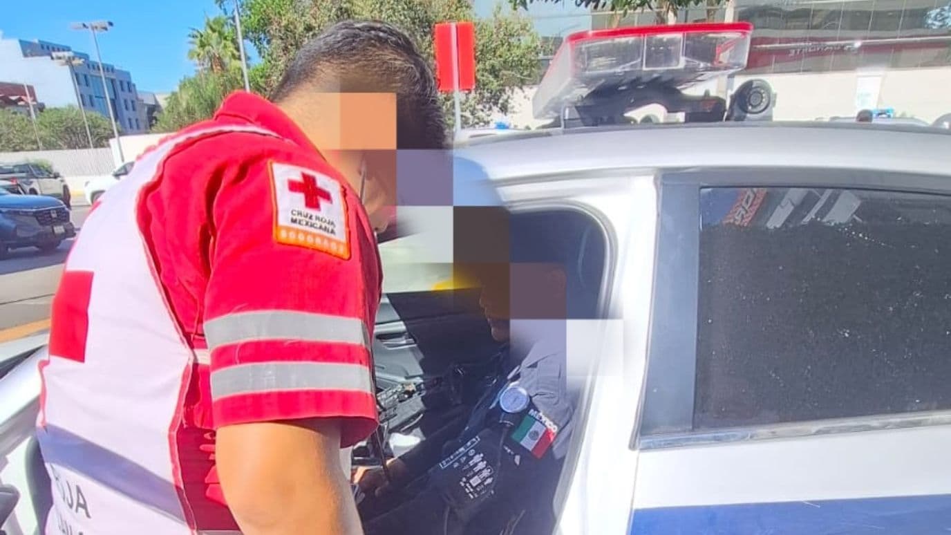Trasladan a Policía Municipal a Hospital por Complicaciones Médicas en Zona Río de Tijuana