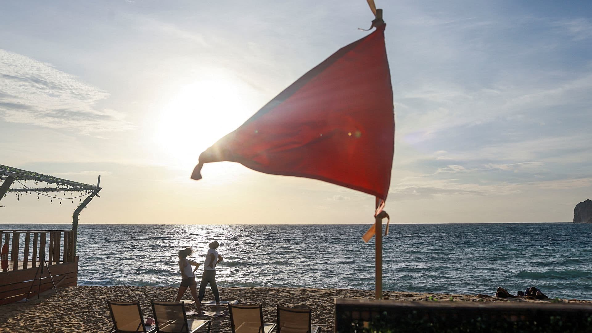 Personas en la playa Medano mientras el huracán Polo se acerca a Baja California Sur, el 27 de septiembre de 2026. Foto: Reuters
