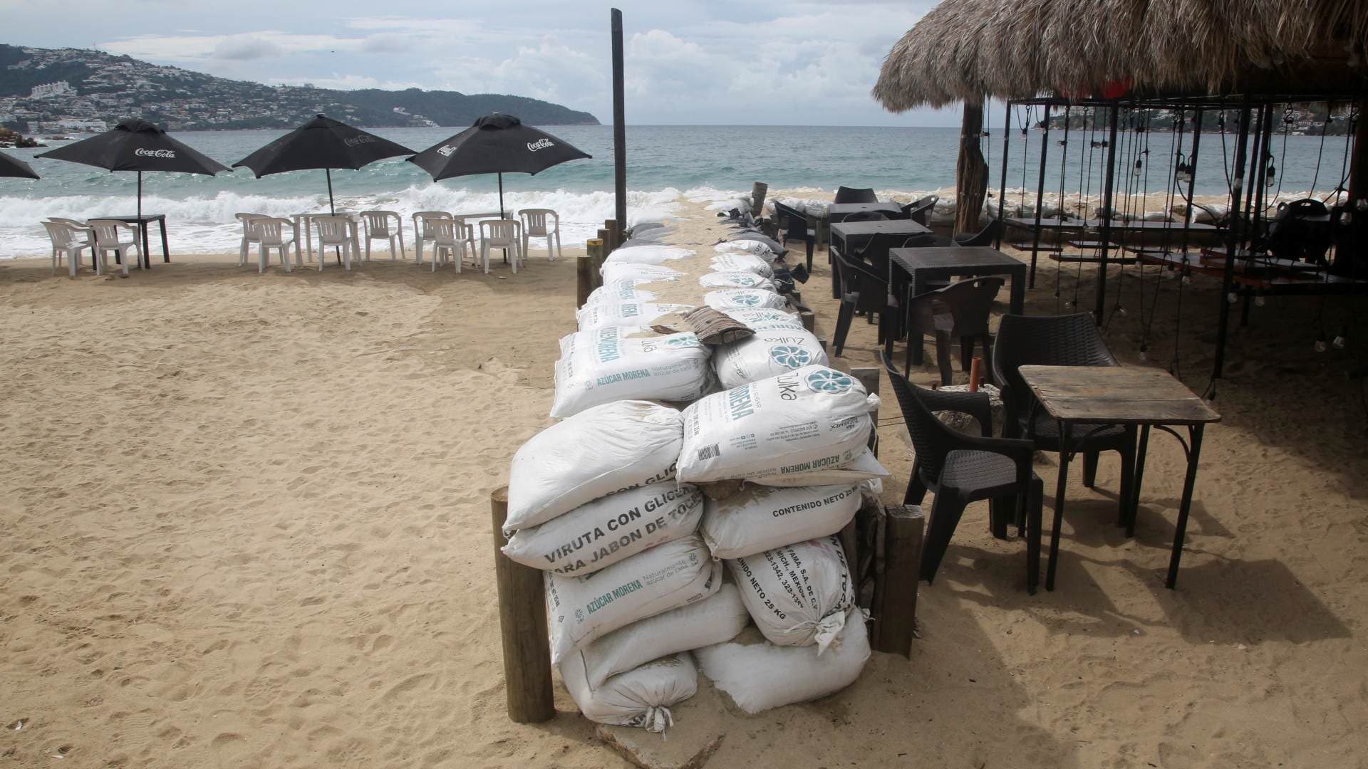 Barricada en un restaurante en Acapulco ante presencia de huracán Polo en el Pacífico. Foto: Reuters