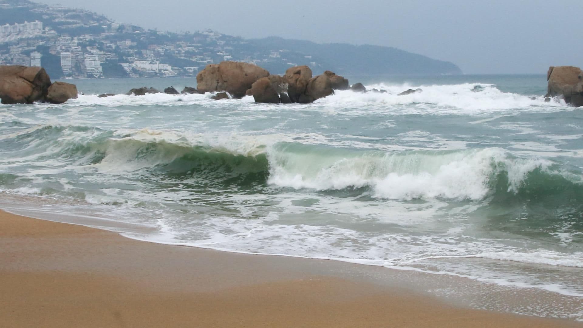 Olas rompen en la costa de Acapulco, Guerrero, por efectos del huracán Polo en el Pacífico. Foto: Reuters