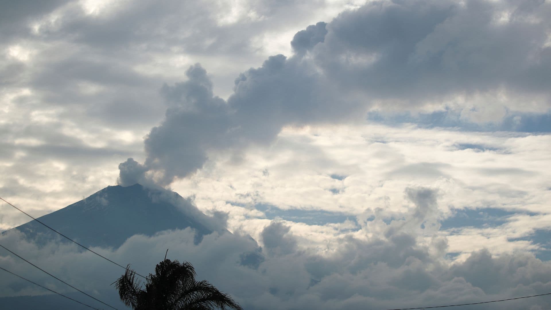 Popocatépetl HOY: Emiten Aviso Especial por Nubes que Afectan Visibilidad de Actividad y Cenizas