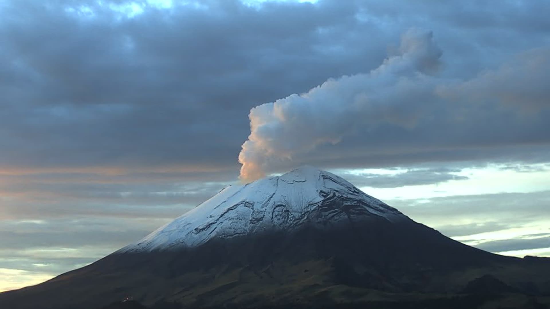 Popocatépetl luce nevado y con actividad volcánica.