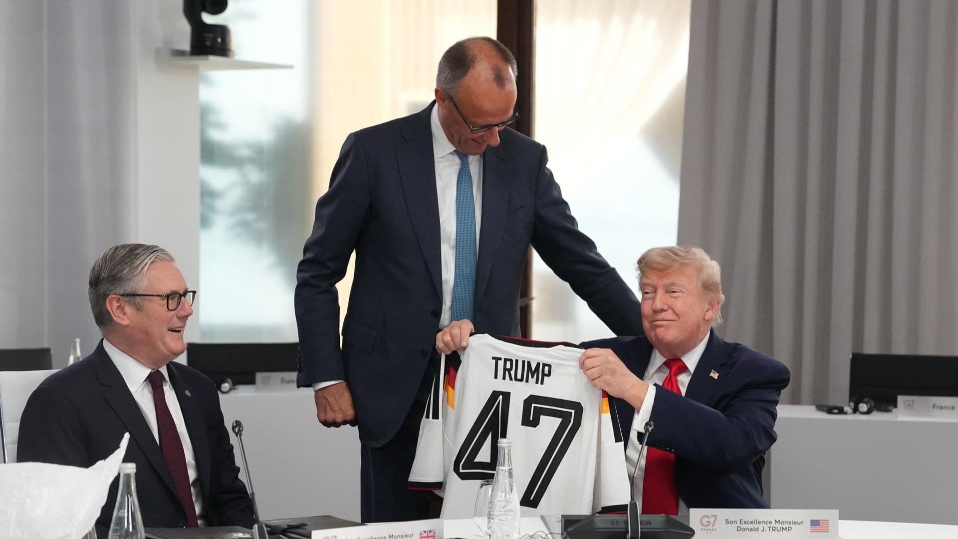 Trump recibe playera de la seclección de Alemania