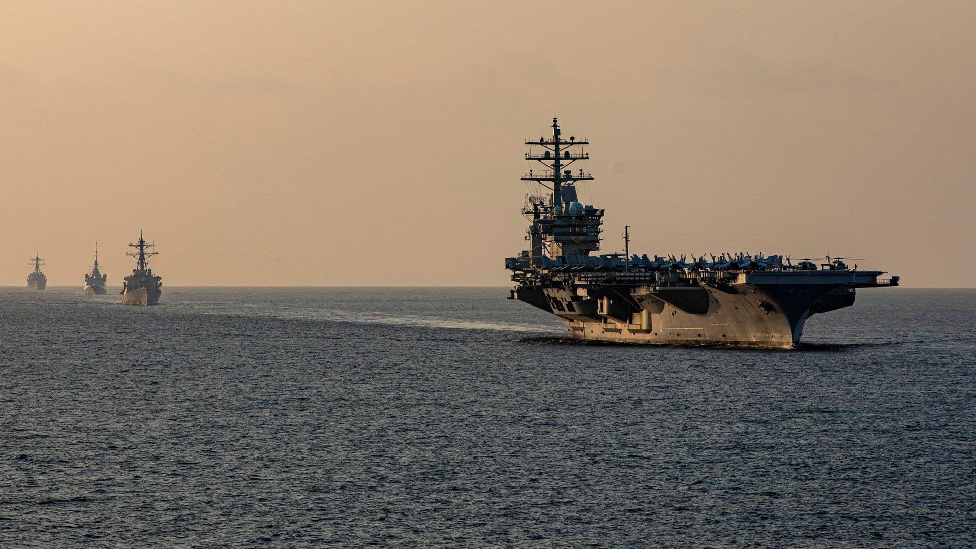 Portaaviones en Estrecho de Ormuz