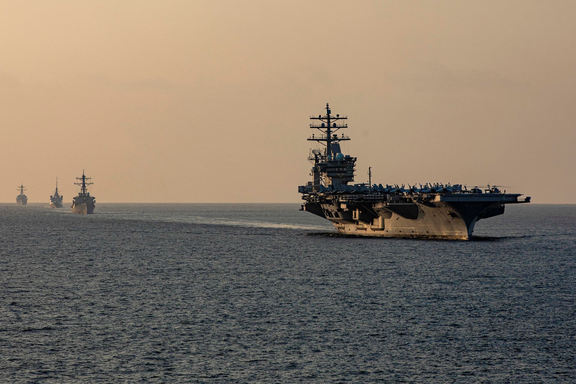 Portaaviones en Estrecho de Ormuz