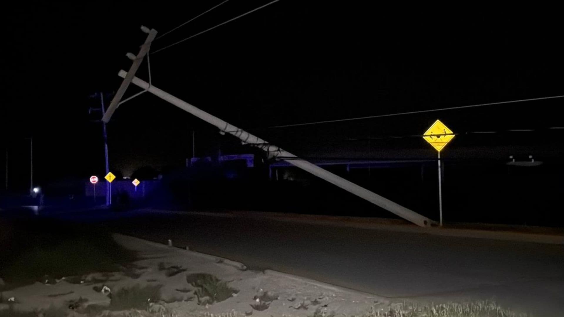 Fuertes vientos provocan la caída de 11 postes de luz