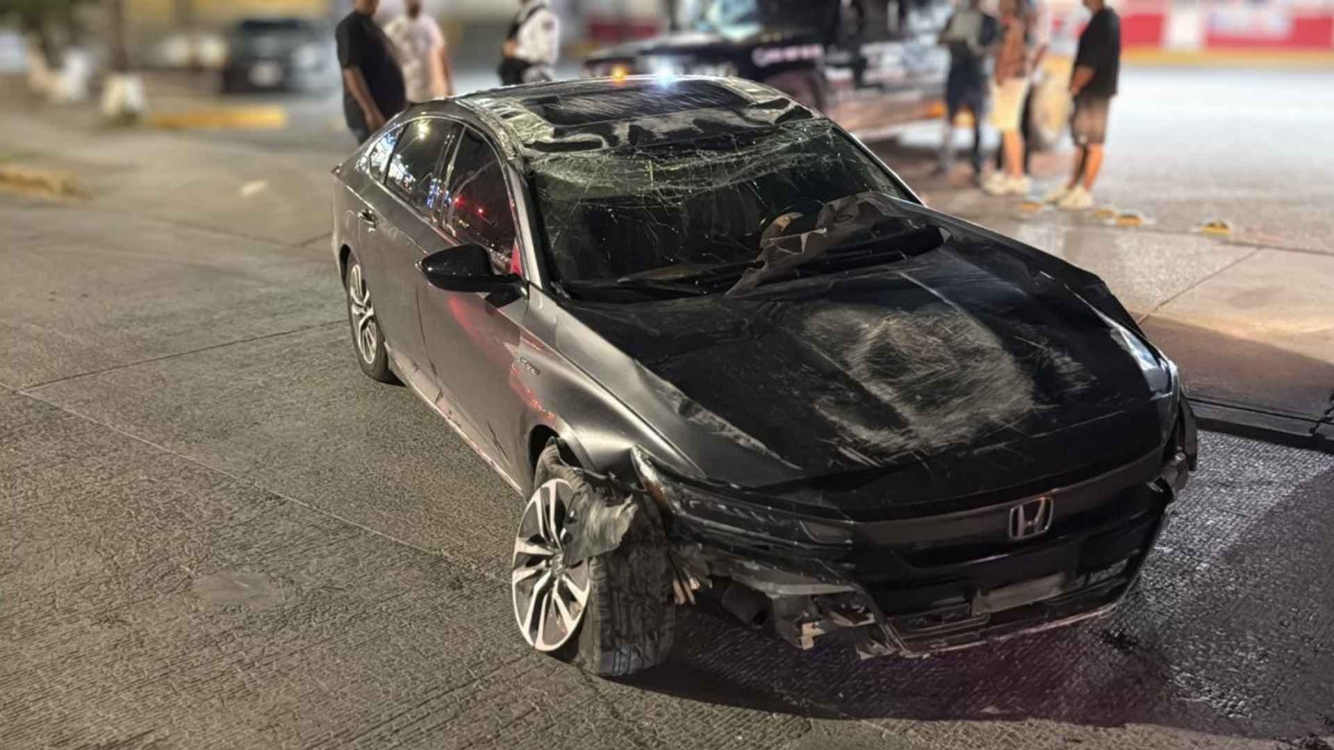 Conductora Vuelca Tras Chocar Contra Señalamiento Vial en Ciudad Juárez