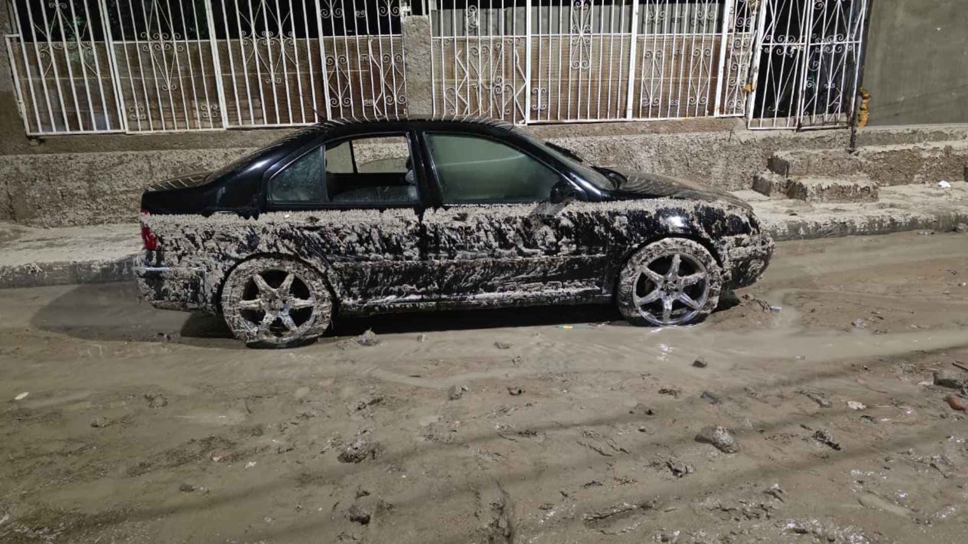 Inundaciones por lluvias afectan vehículos en Ciudad Juárez