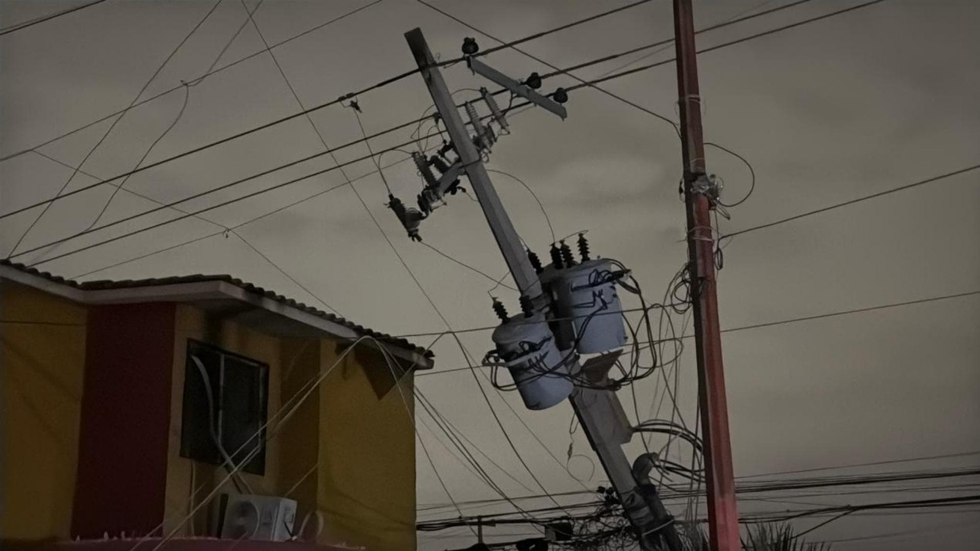 Caída de poste deja sin luz a varios sectores de Ciudad Juárez