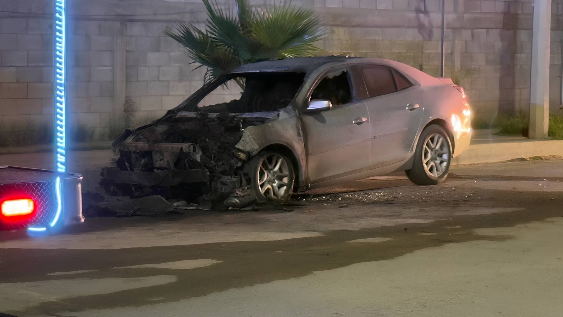Sujeto incendia vehículo estacionado
