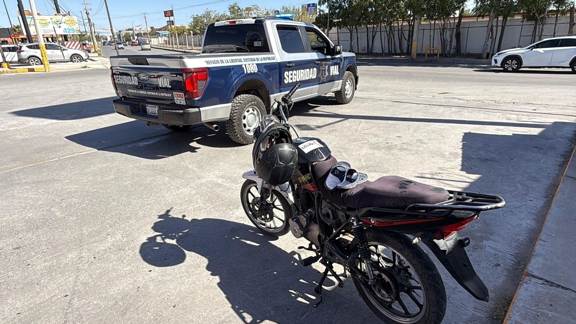 Pareja a Bordo de Motocicleta Resulta Lesionada