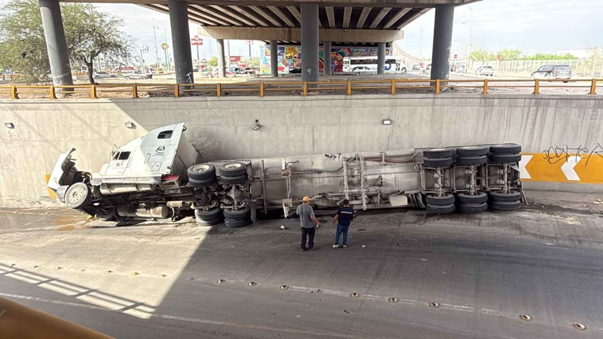 Vuelca cisterna y provoca cierre vial