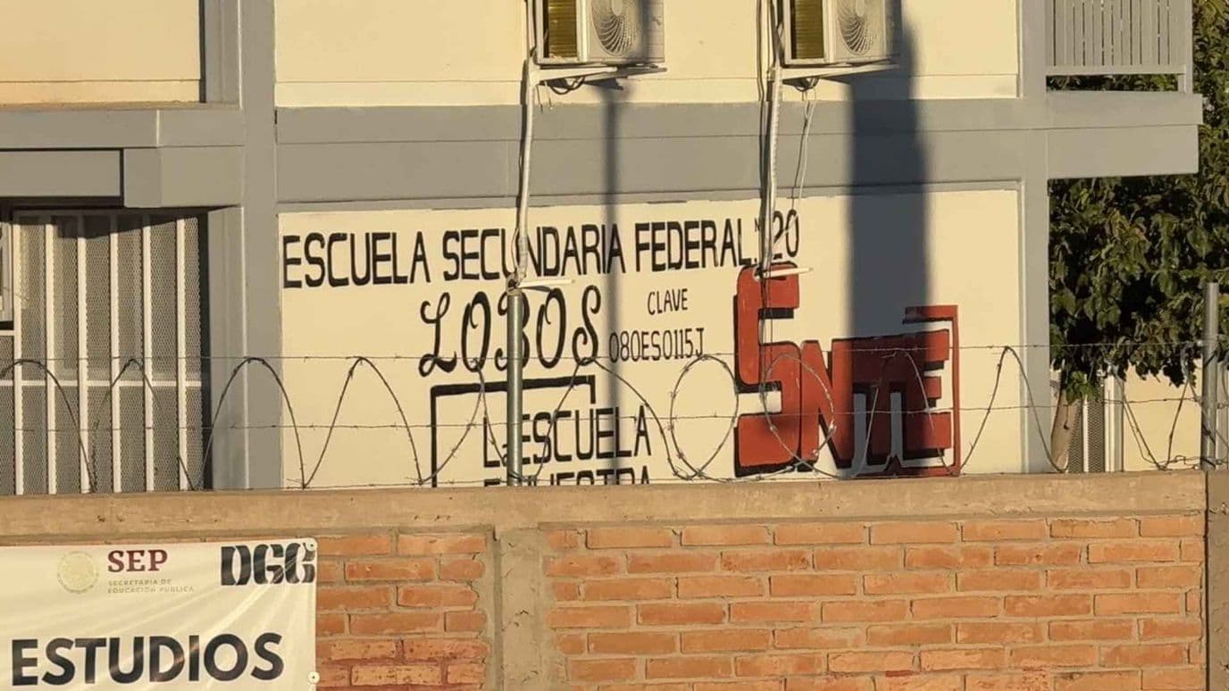 Hallan corona fúnebre en escuela