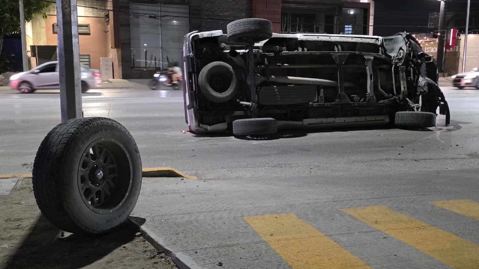 Conductor Vuelca en Ciudad Juárez al Pasar por una Irregularidad en el Asfalto