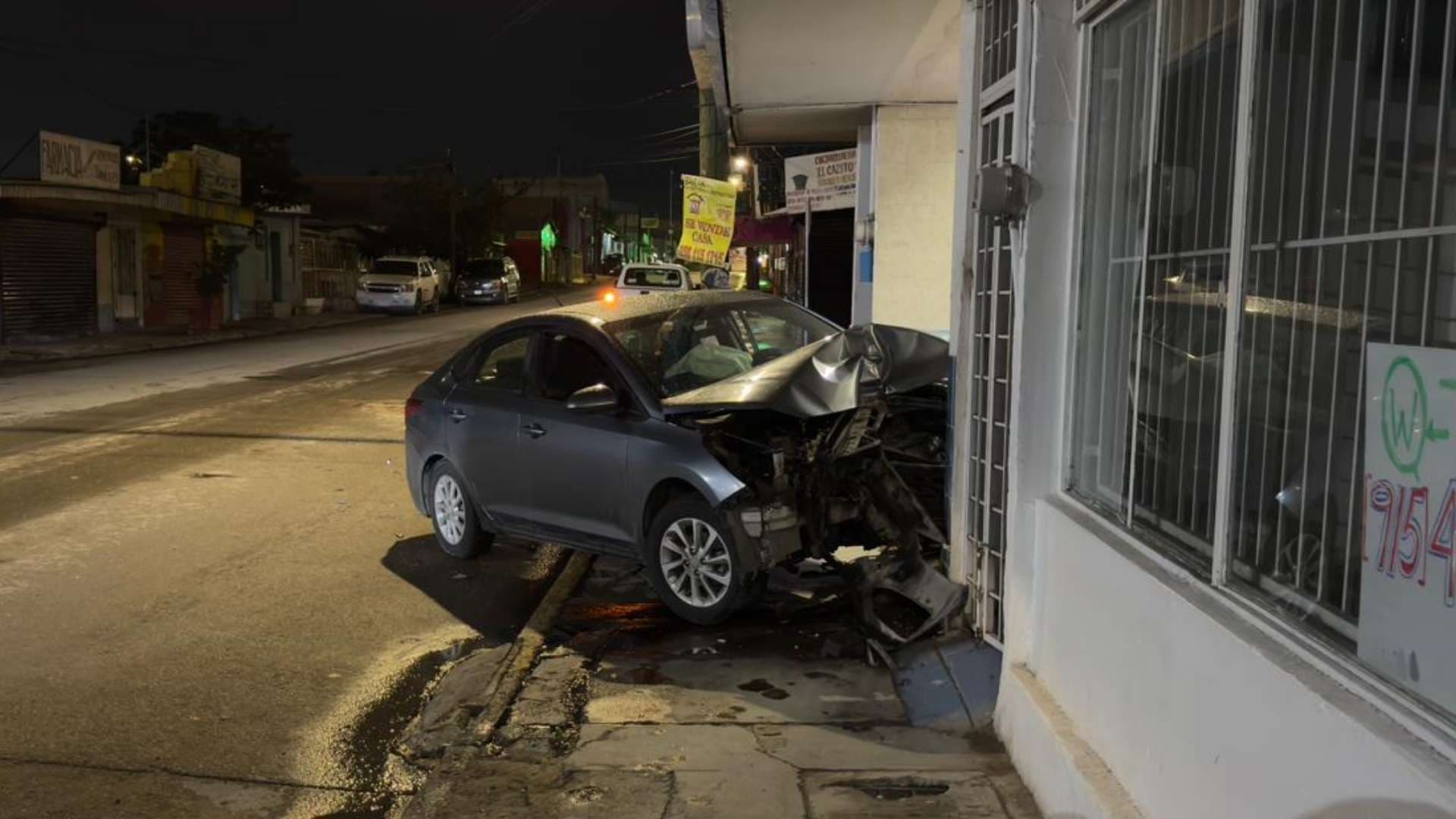Choque en la colonia Chaveña provoca daños en expendio de agua