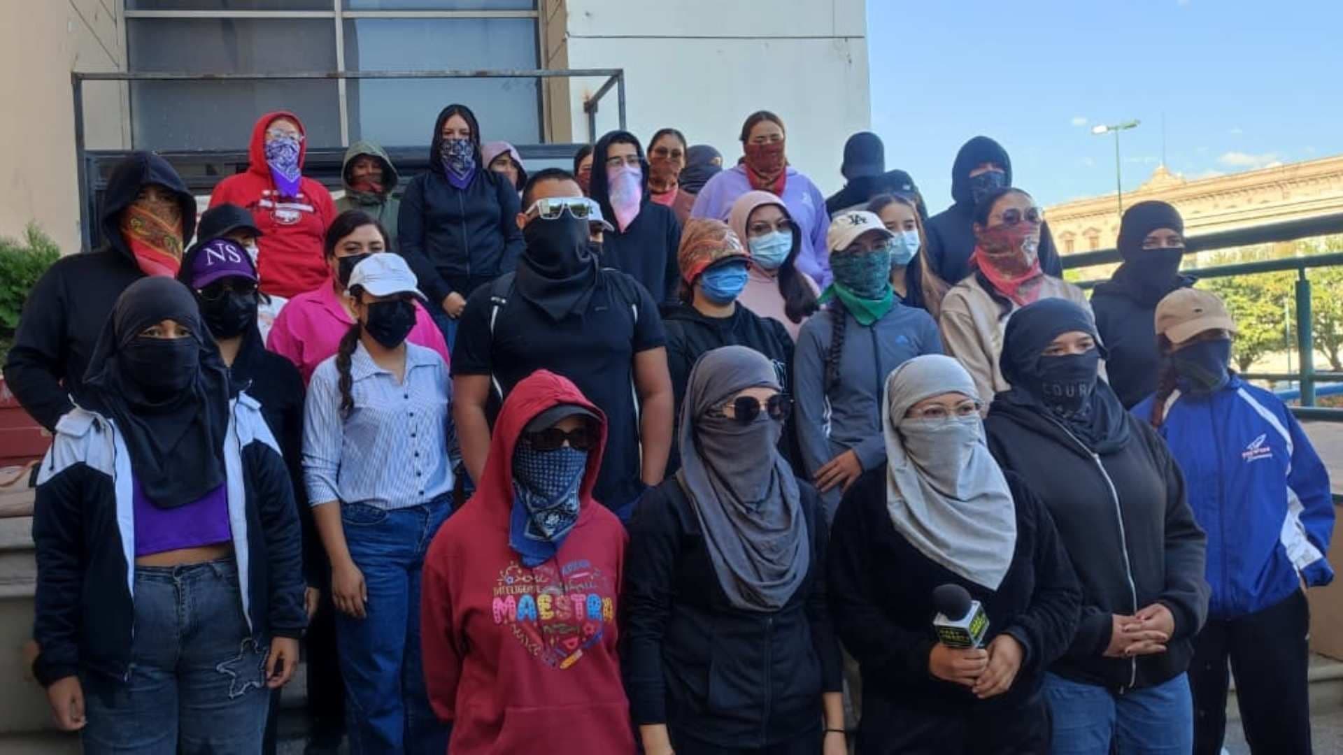 Maestras Toman Oficinas de Educación en Chihuahua