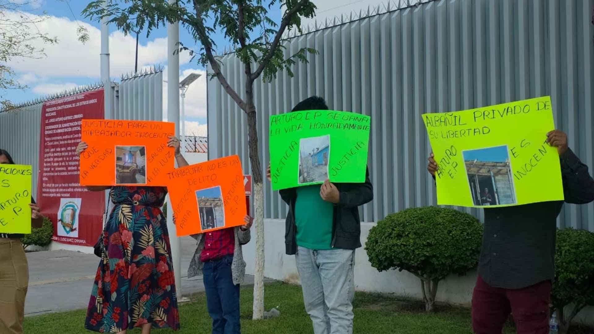 Familiares de Hombre Detenido se Manifiestan en Tribunal Federal de Ciudad Juárez