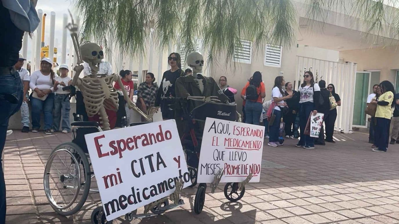 Empleados del IMSS se manifiestan