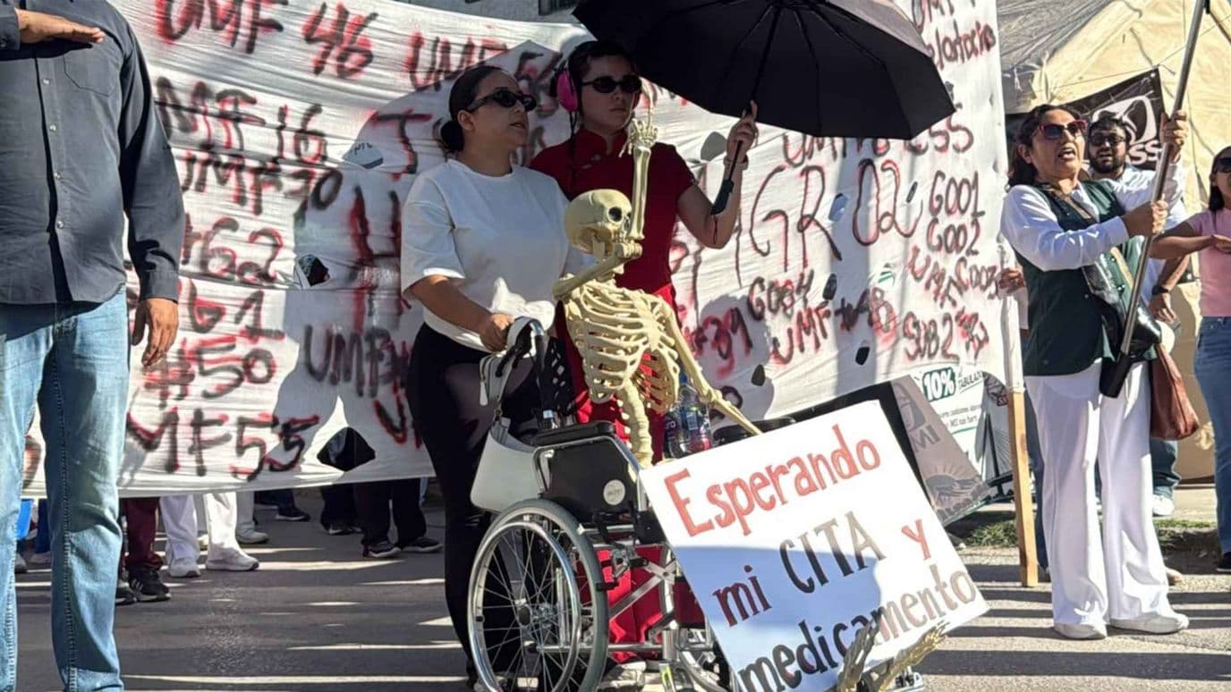 Más de 500 trabajadores del IMSS marcharon