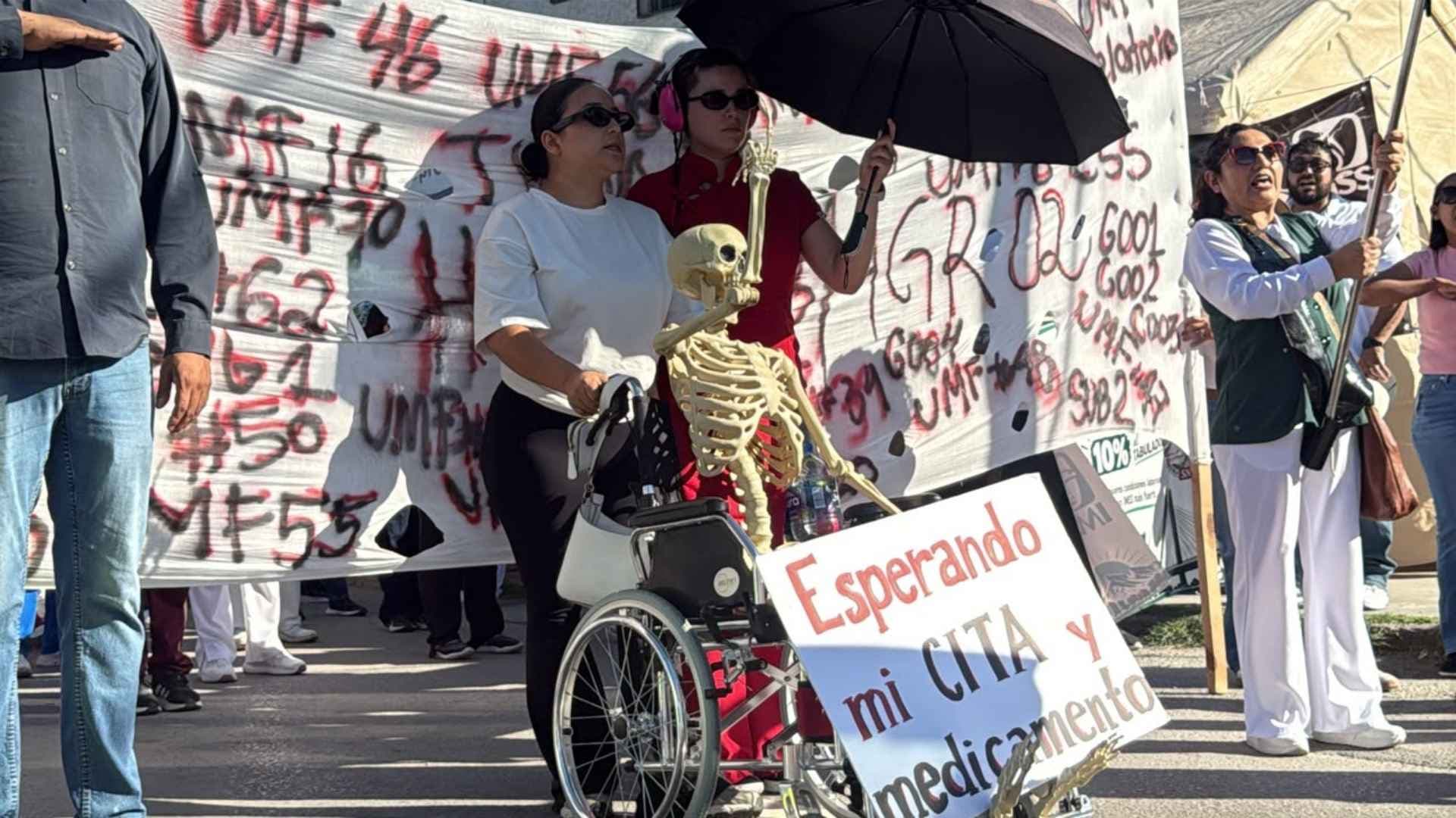 Más de 500 trabajadores del IMSS marcharon