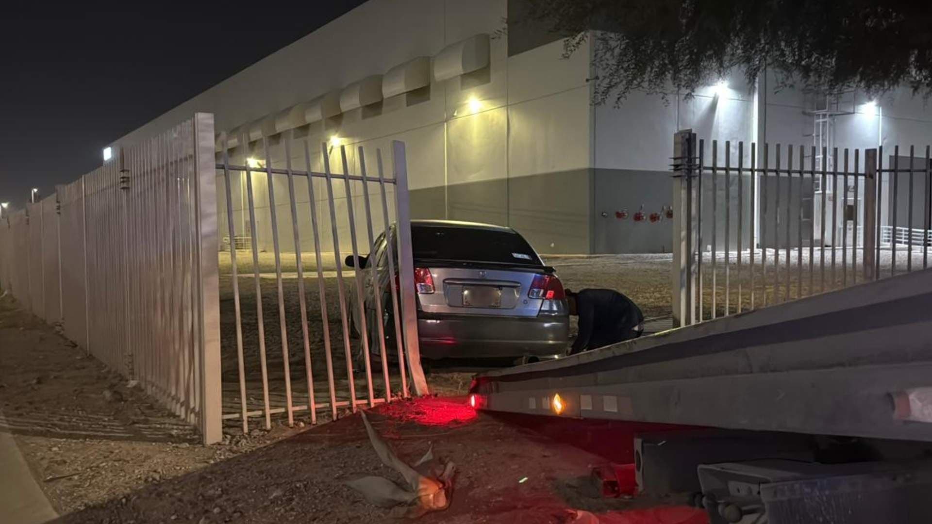 Conductor se Impacta Contra una Valla Metálica de Maquiladora en Ciudad Juárez