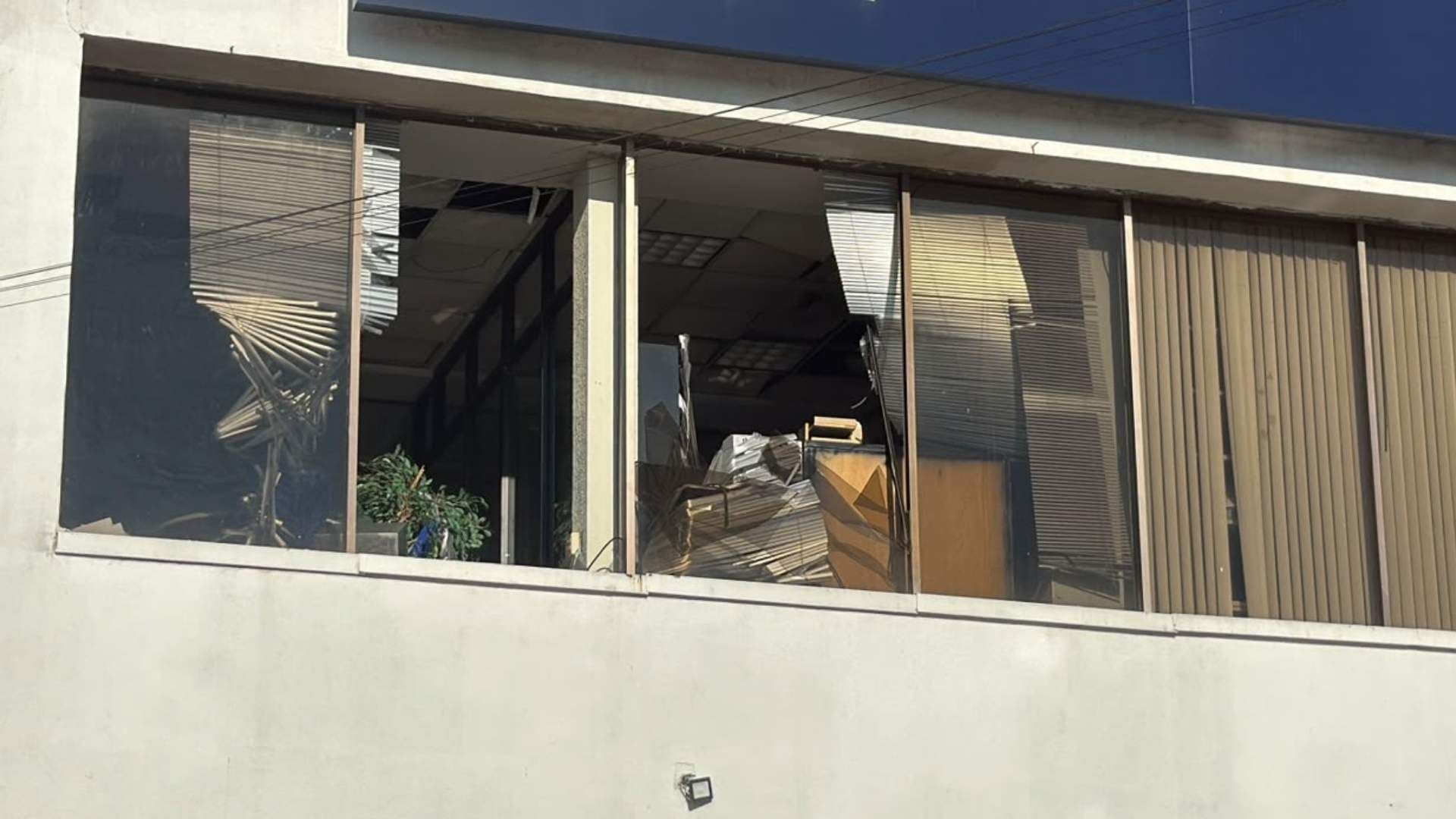 Explosión provoca daños en sucursal bancaria