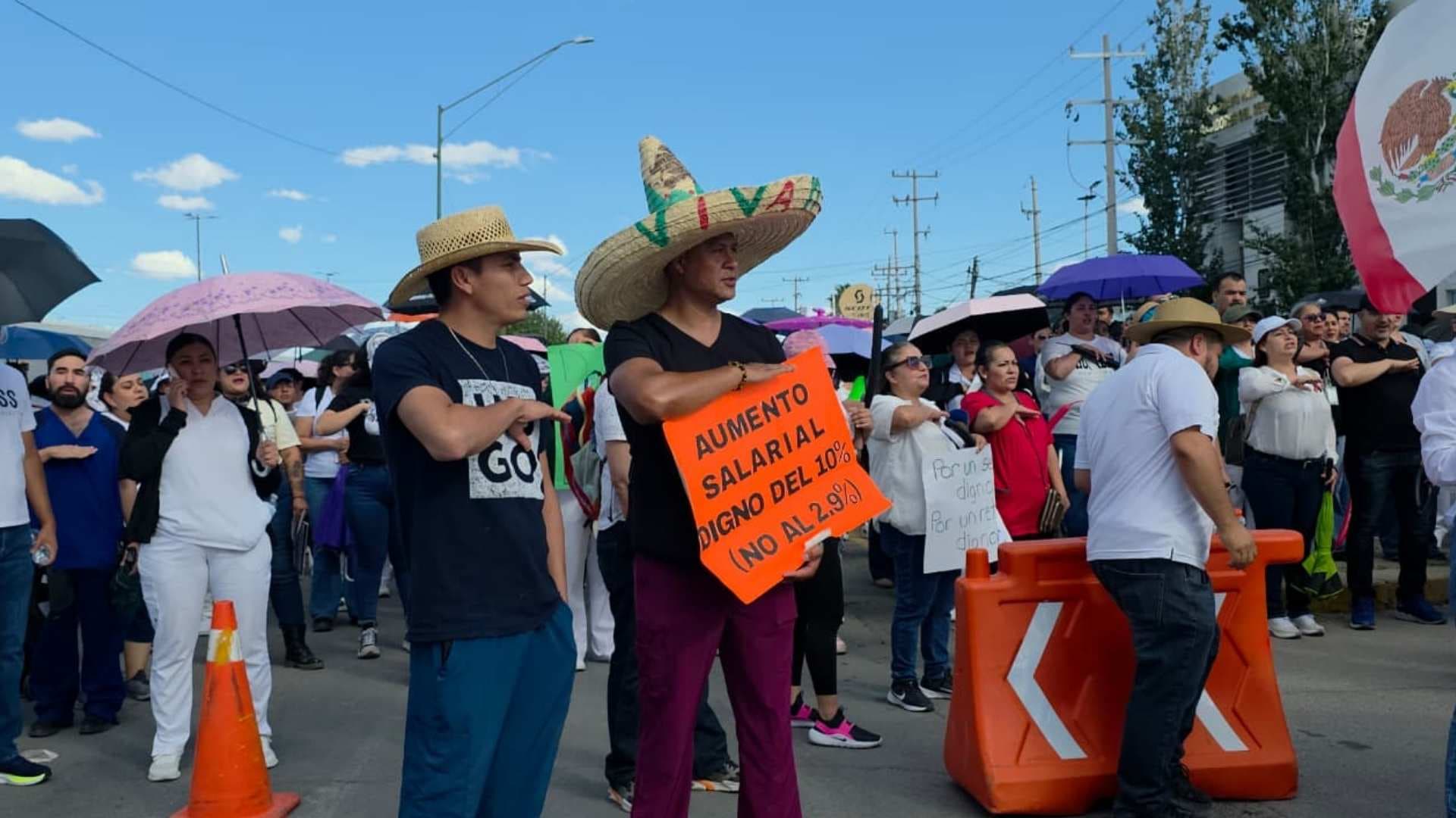 Marchan trabajadores del IMSS