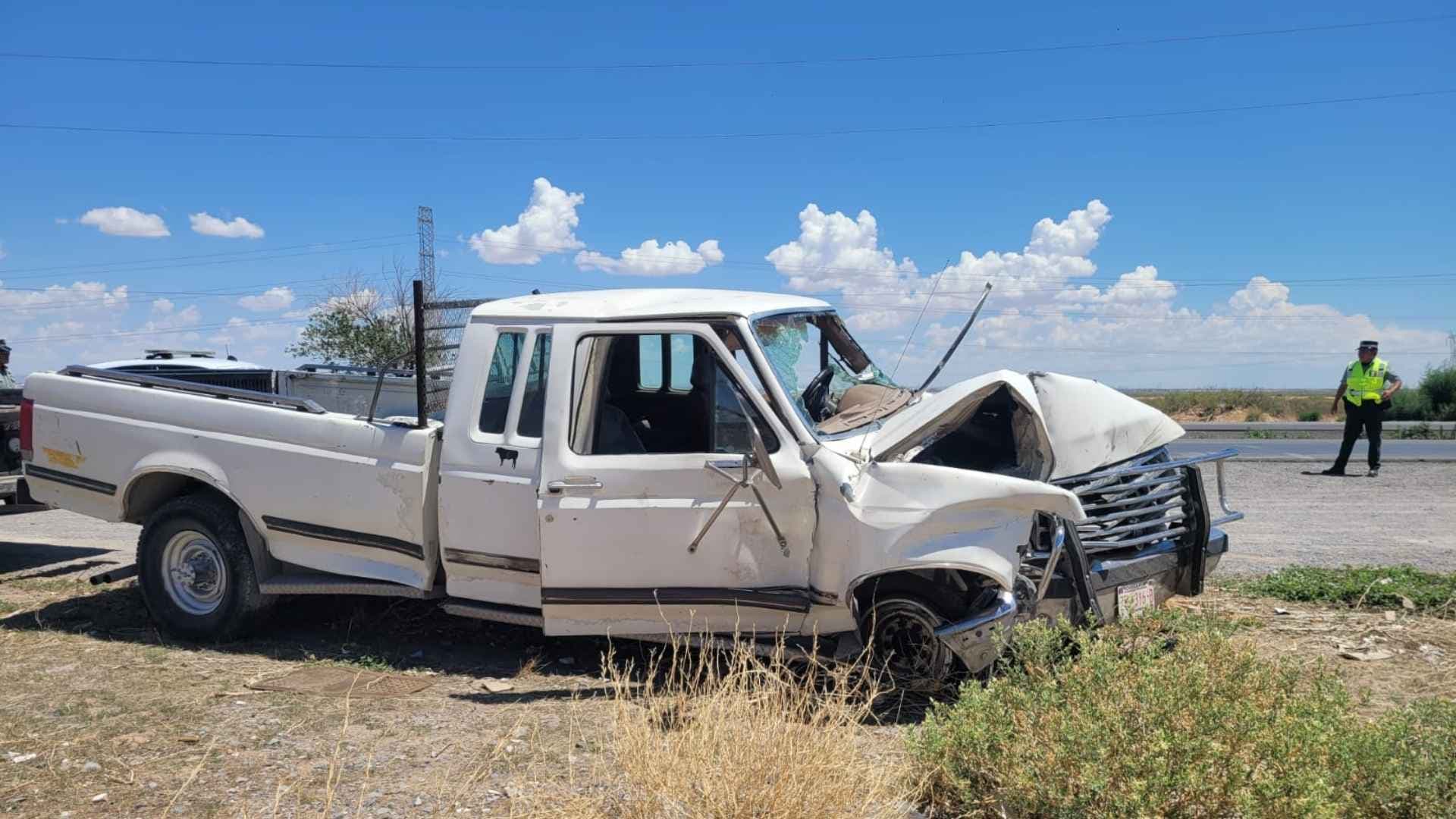 Vuelca camioneta en carretera Juárez-Chihuahua;