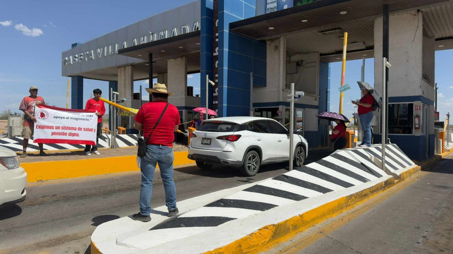 Docentes se manifiestan y toman caseta de Villa Ahumada