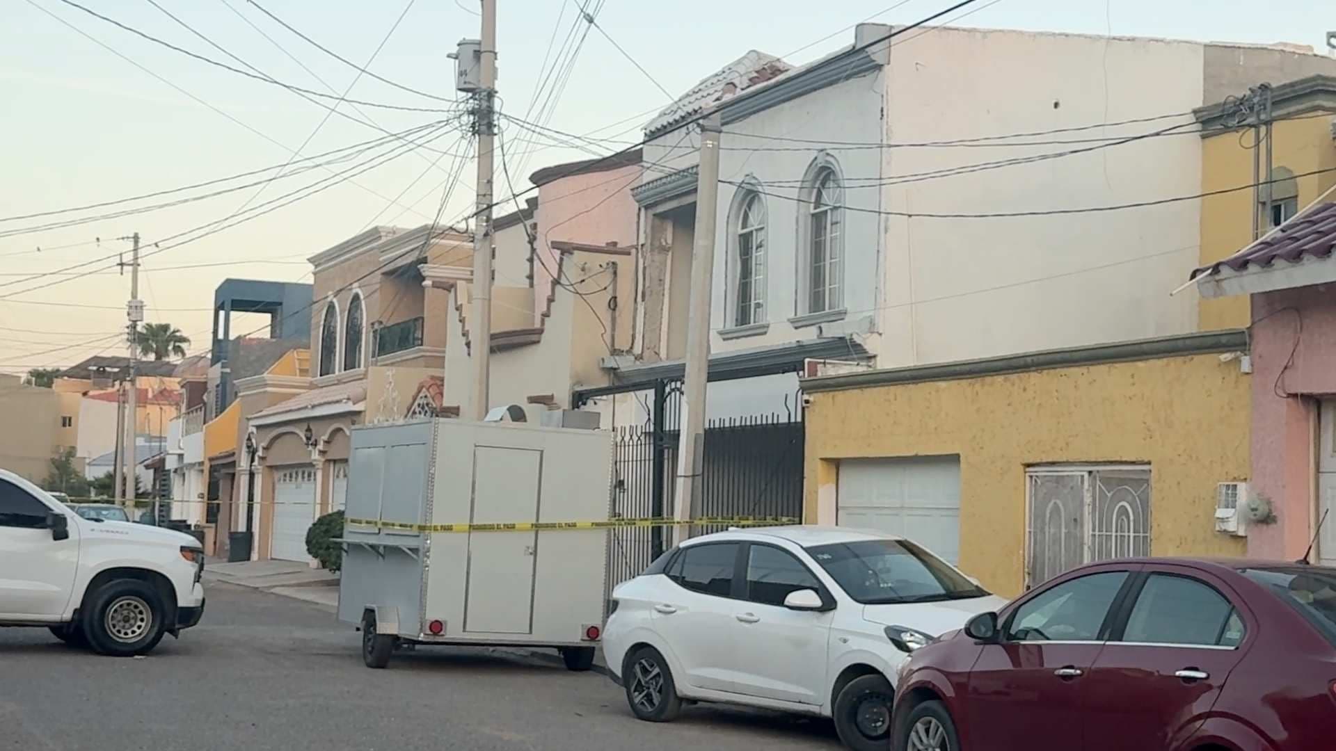 Resguardan Casa de Detenido por Incendio en Agencia de Autos