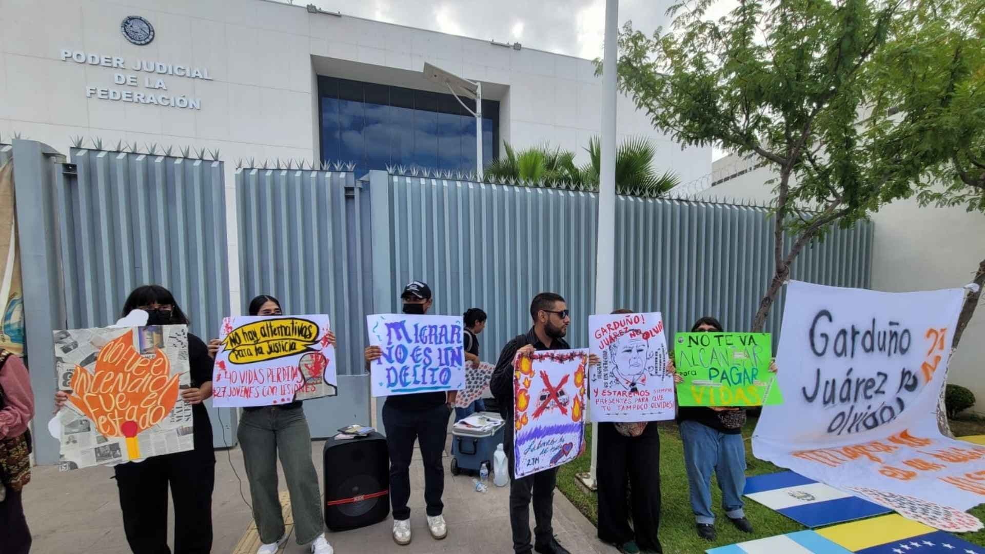 Manifestantes protestan contra excomisionado del INM